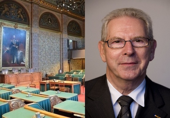 Samengestelde foto van de plenaire zaal van de Eerste Kamer aan het Binnenhof en een portretfoto van Gert van den Berg