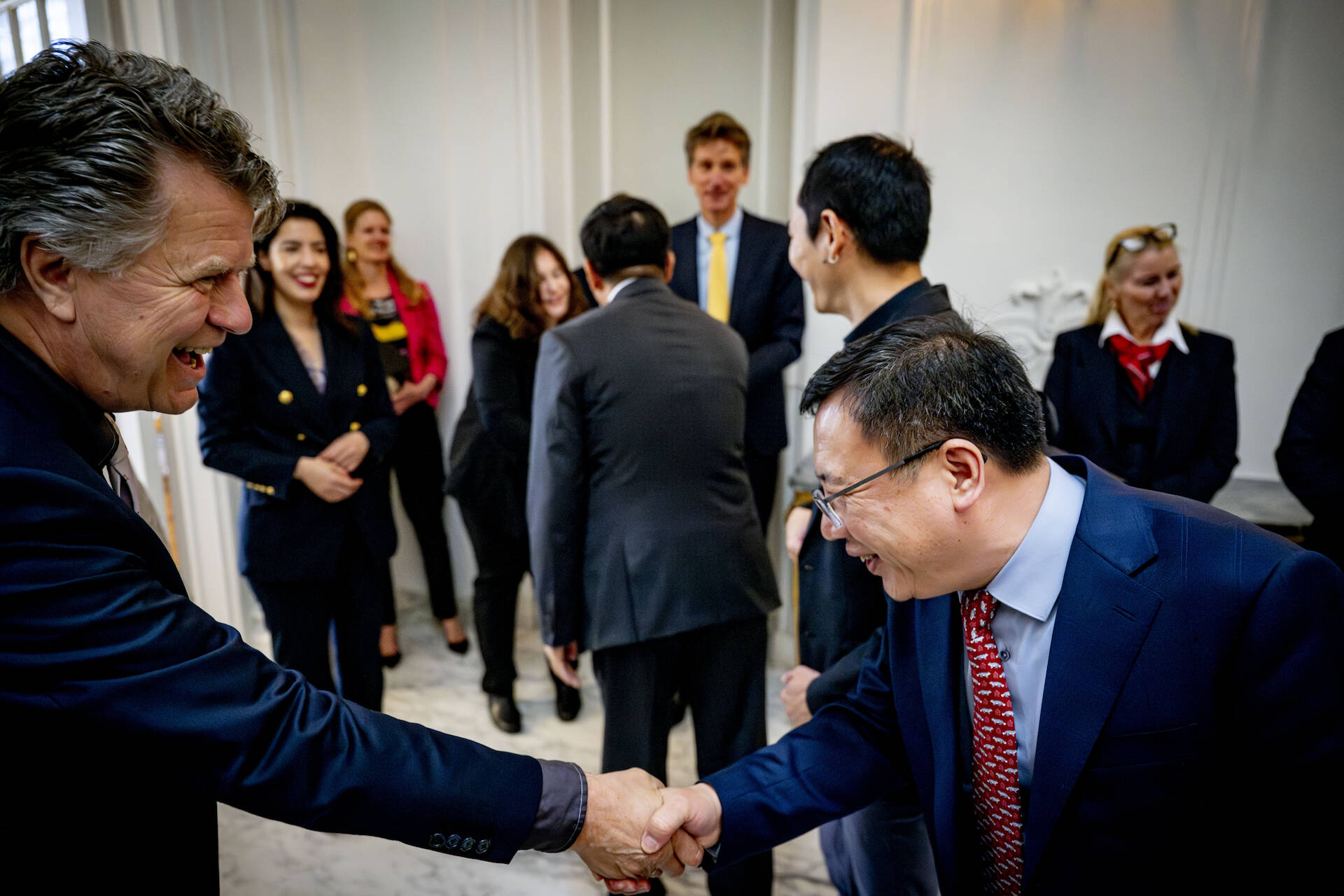 Senator Dittrich schudt hand van delegatielid uit China