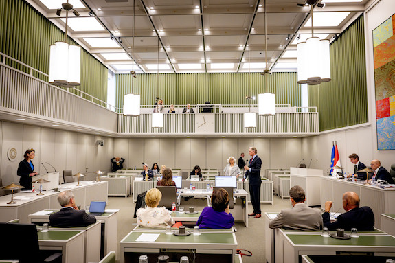 Foto van de plenaire vergaderzaal van de Eerste Kamer in vergadering