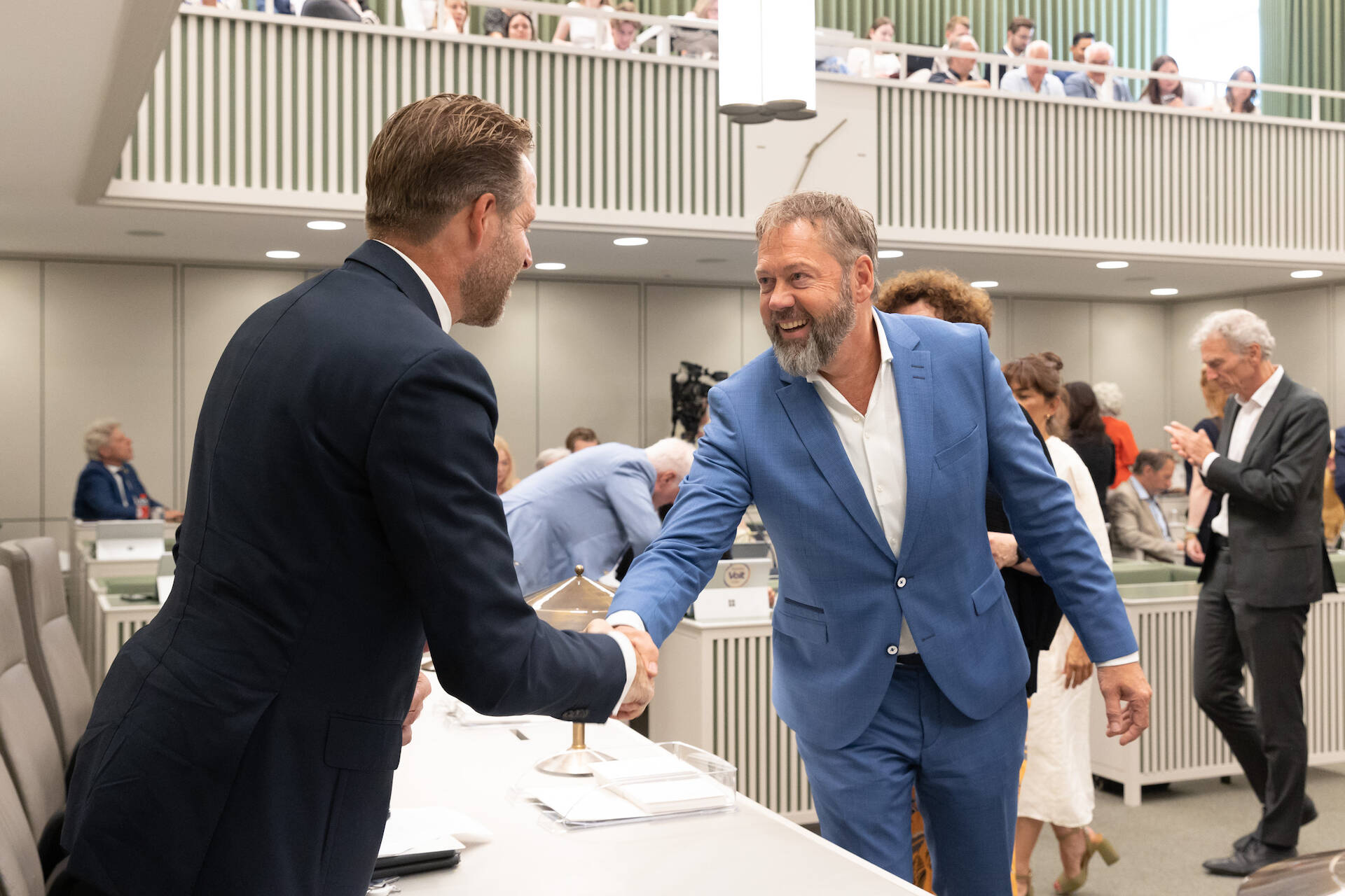 Felicitaties van senator Kemperman (BBB - rechts) voor demissionair minister De Jonge (links)