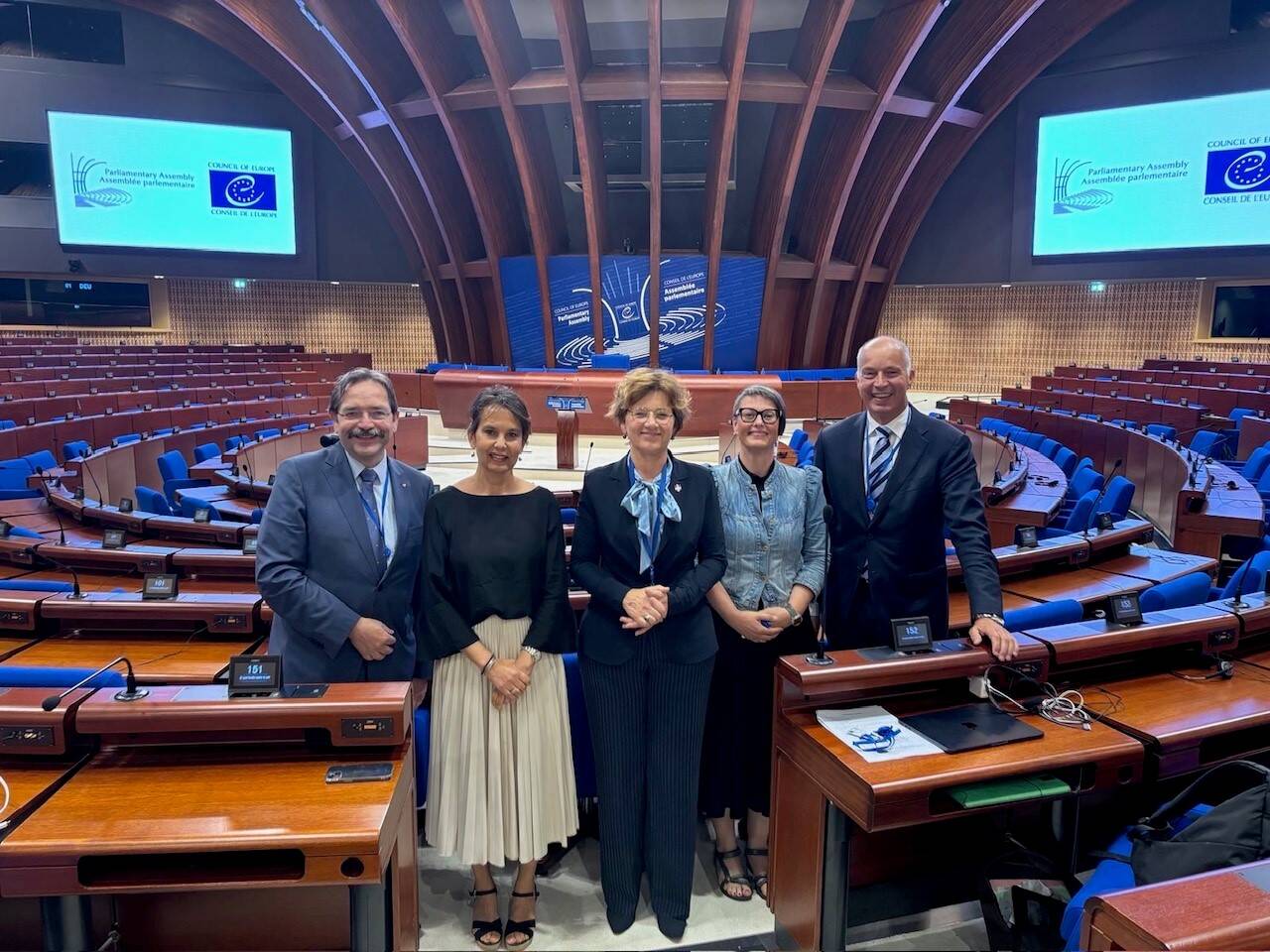 Vijf leden van de Nederlandse delegatie in de plenaire vergaderzaal van de Raad van Europa