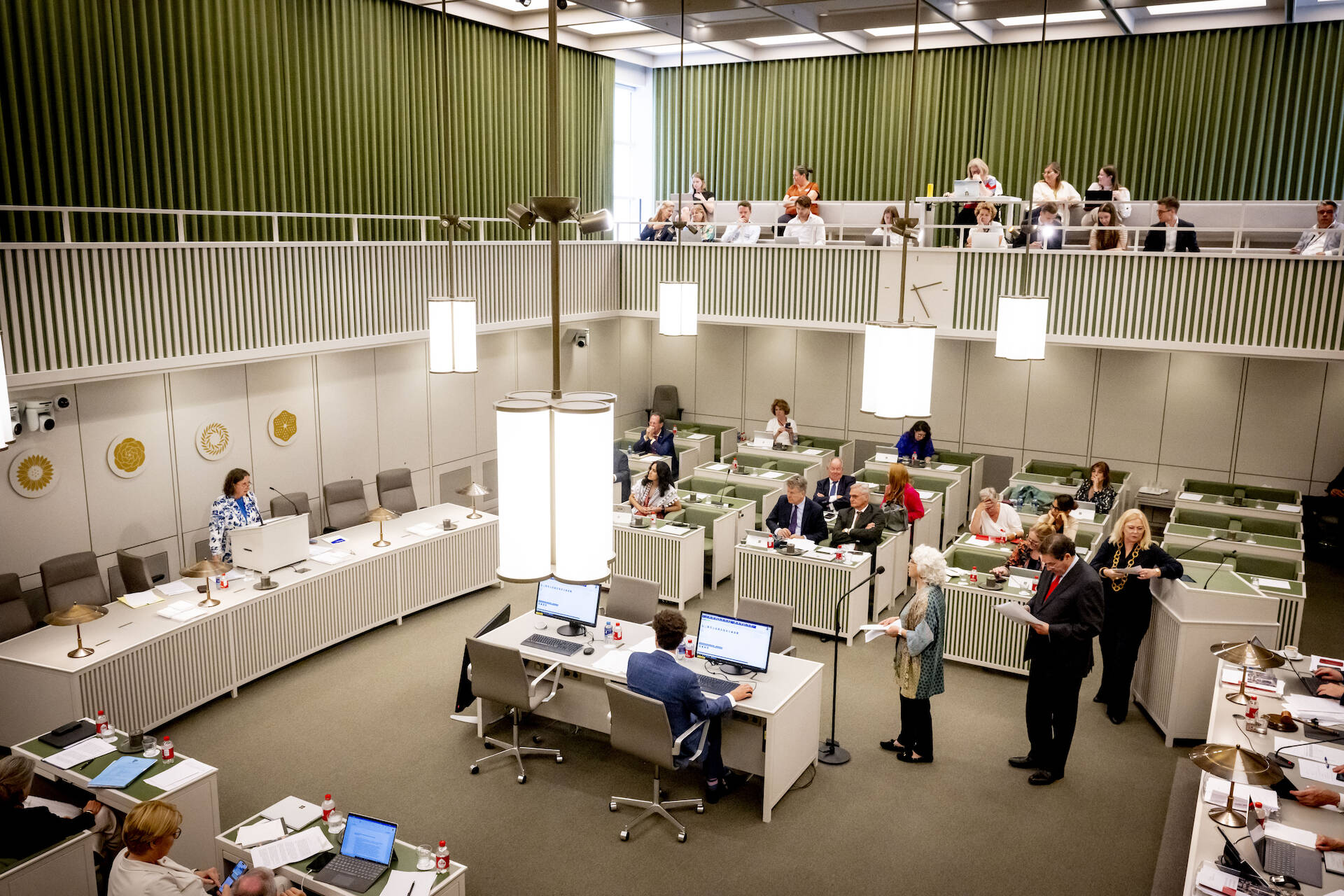 Foto van de plenaire vergaderzaal van de Eerste Kamer in vergadering