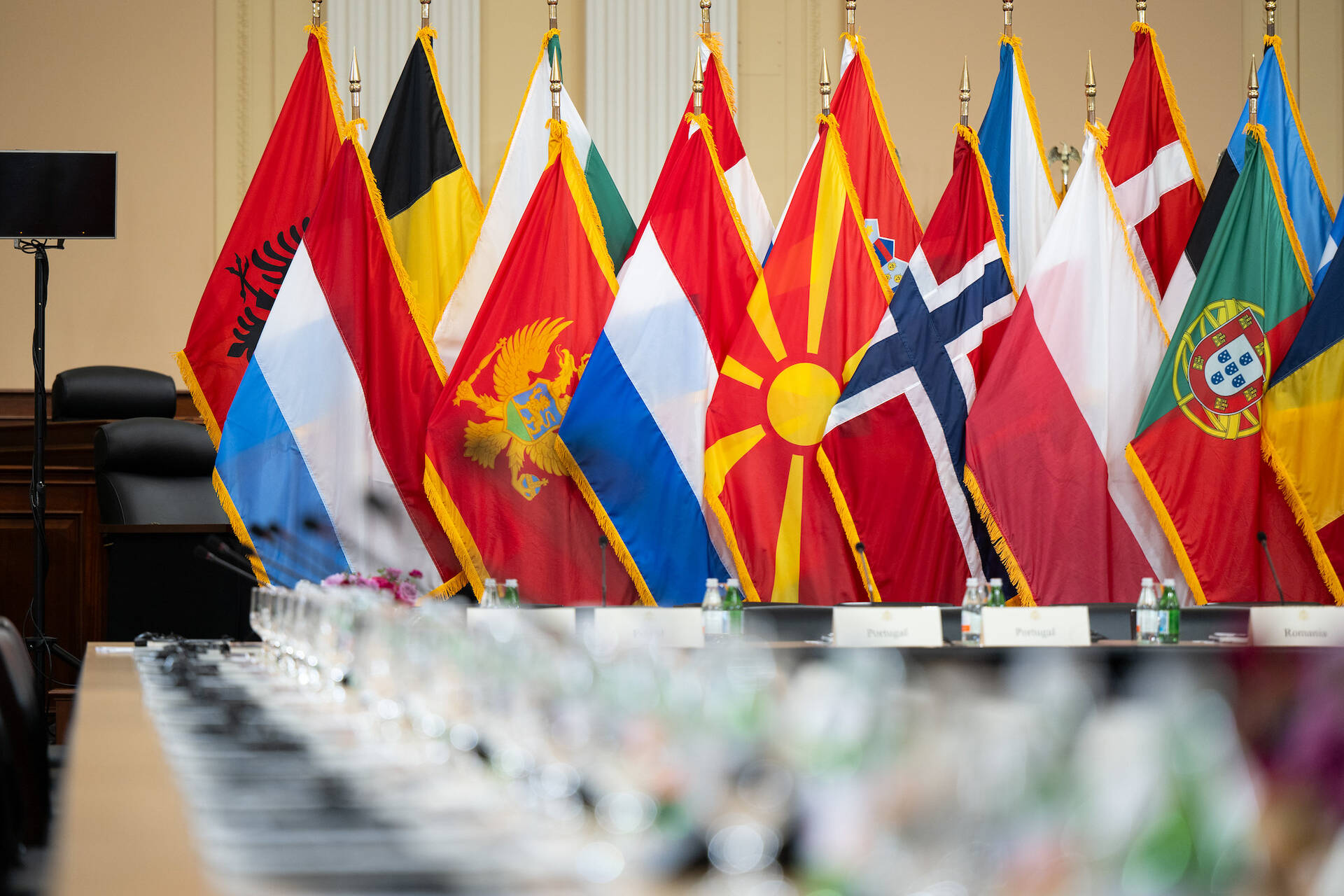 Een deel van de vlaggen van de NAVO-landen