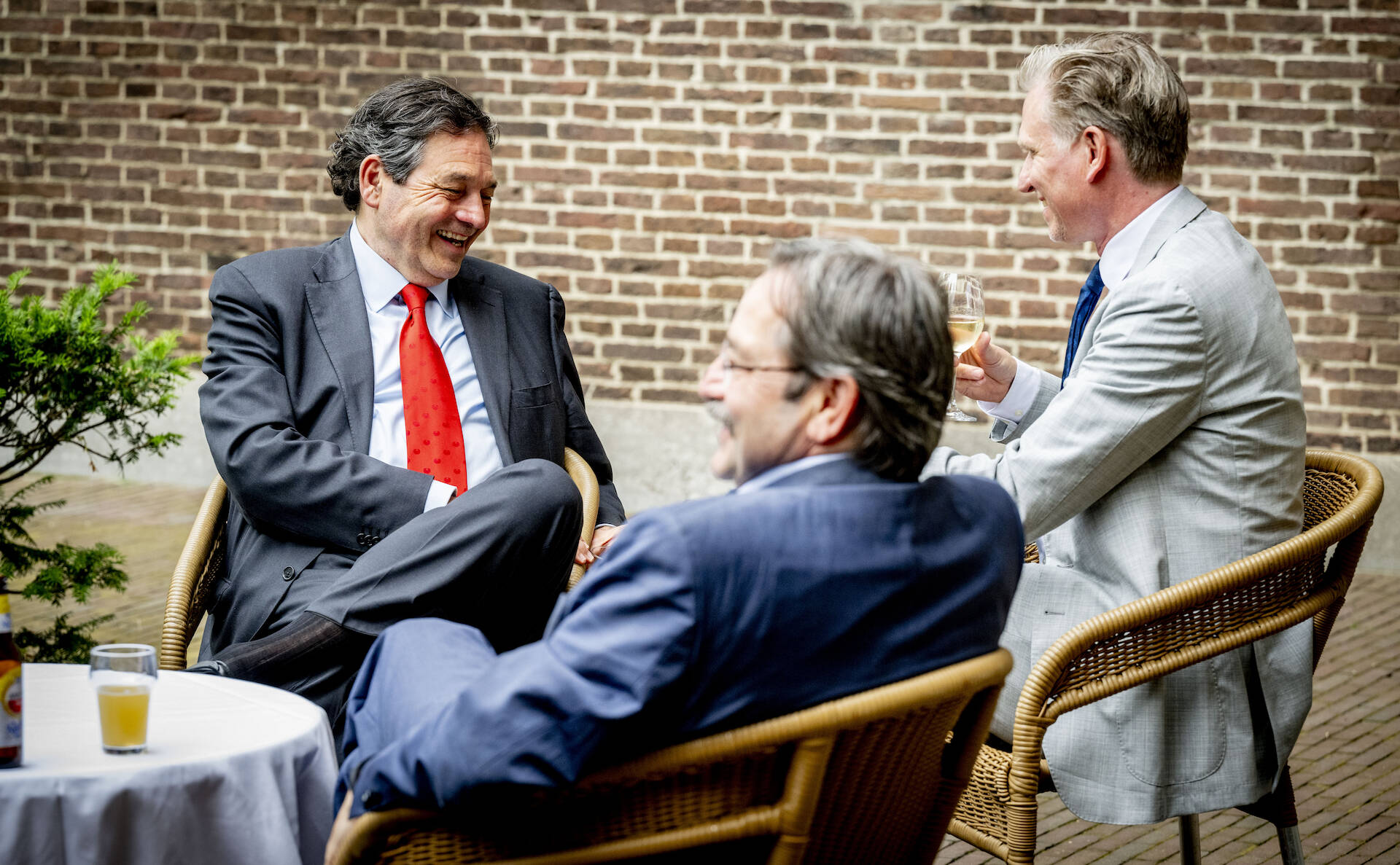 Senatoren praatten bij in de tuin