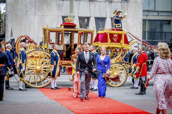 De commissie van in- en uitgeleide staat klaar wanneer de Koninklijke Stoet bij de Schouwburg arriveert.