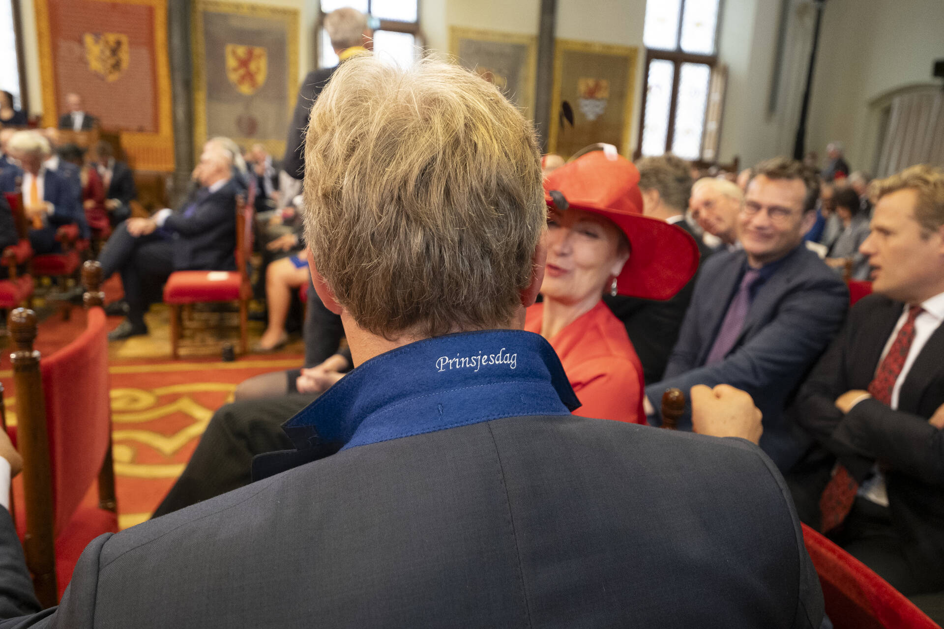 Foto van een jasje van een Kamerlid met daarin geborduurd 'Prinsjesdag'