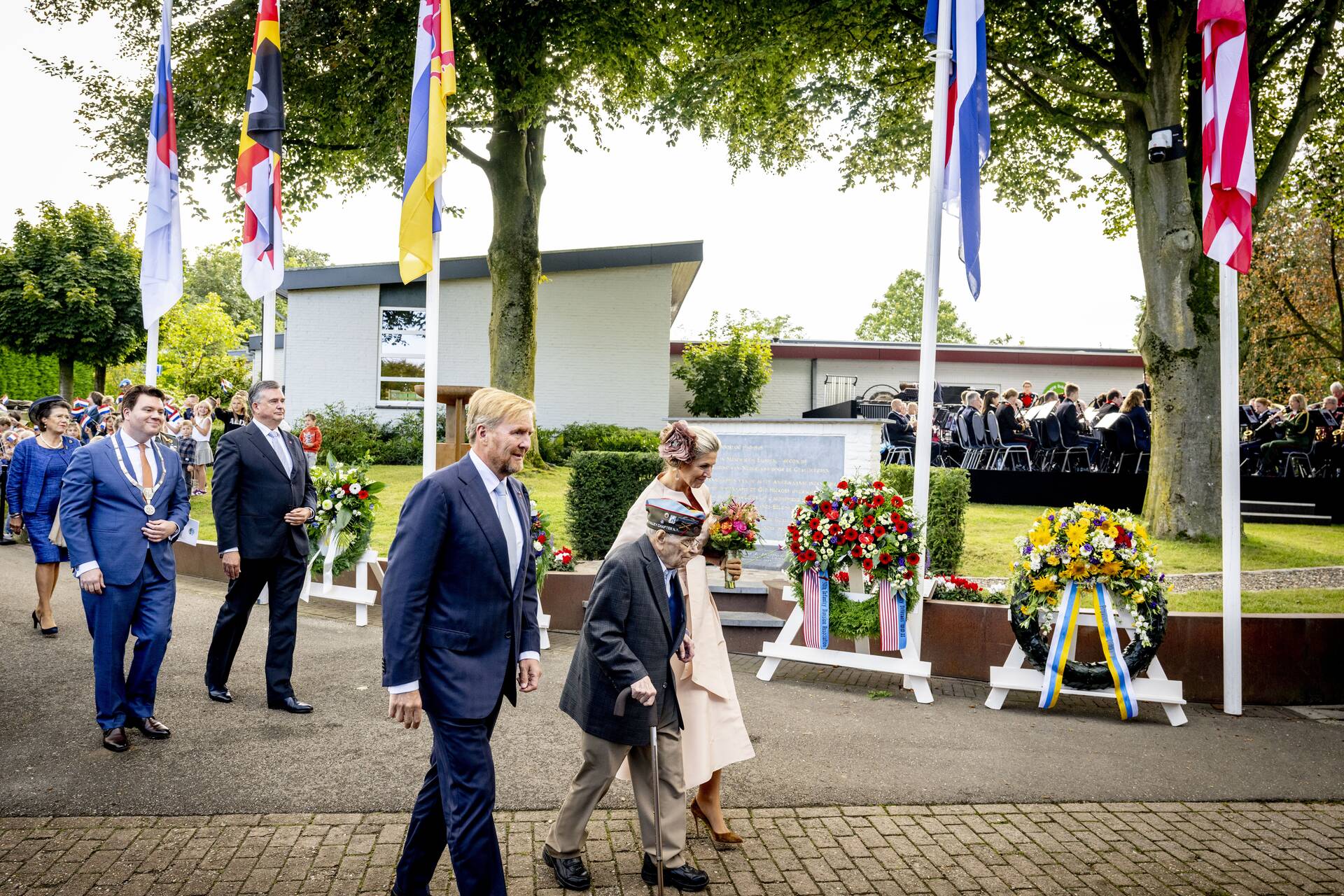 Koningin Willem-Alexander en Koningin Máxima wonen de nationale start bij van de viering van 80 jaar vrijheid