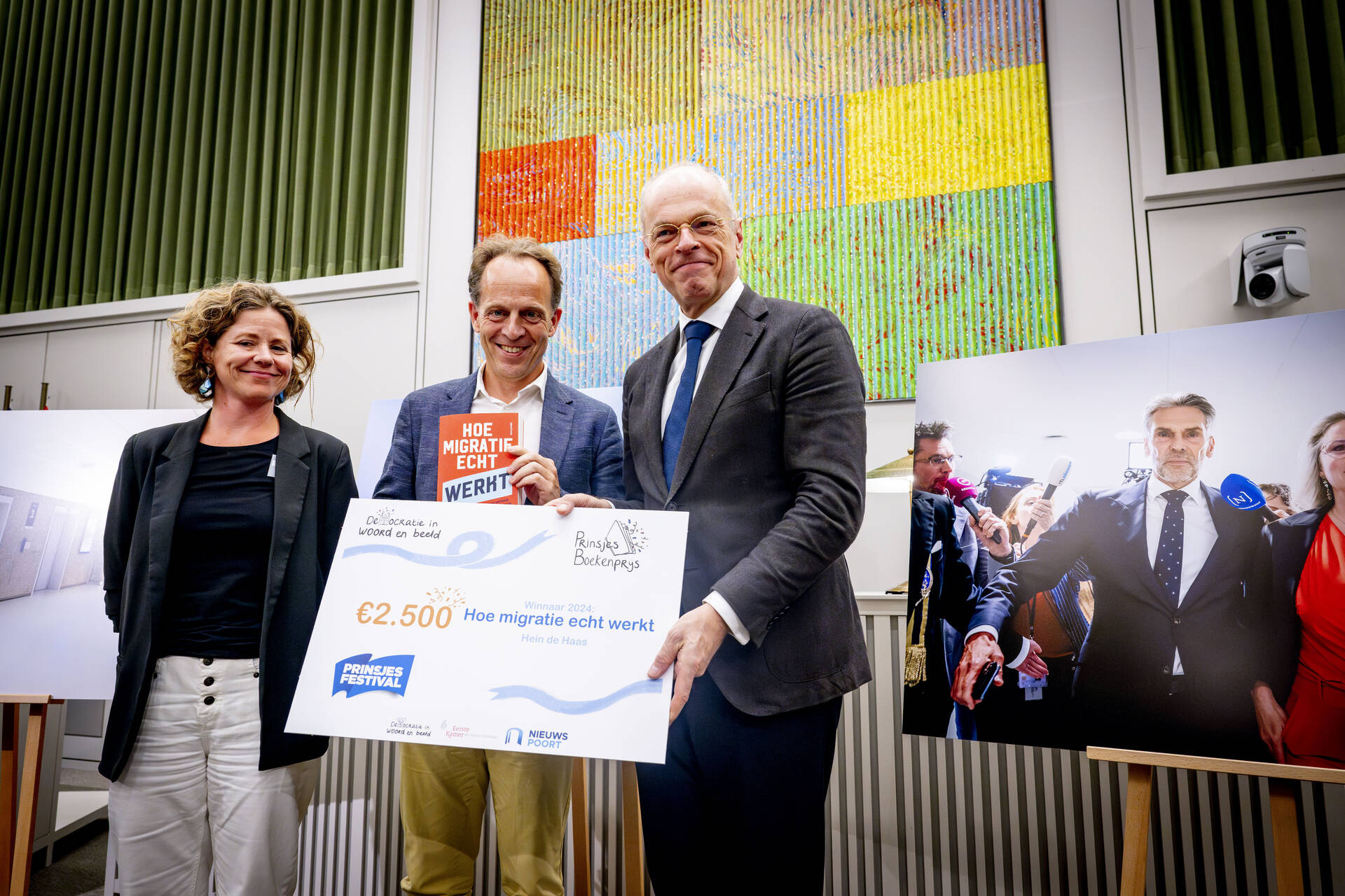 De winnaar van de PrinsjesBoekenprijs krijgt de prijs van Eerste Kamervoorzitter Jan Anthonie Bruijn