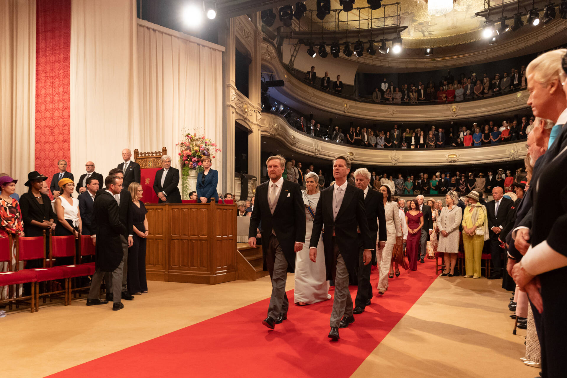 Het koninklijk gezelschap wordt binnengeleid door de Commissie van In- en Uitgeleide