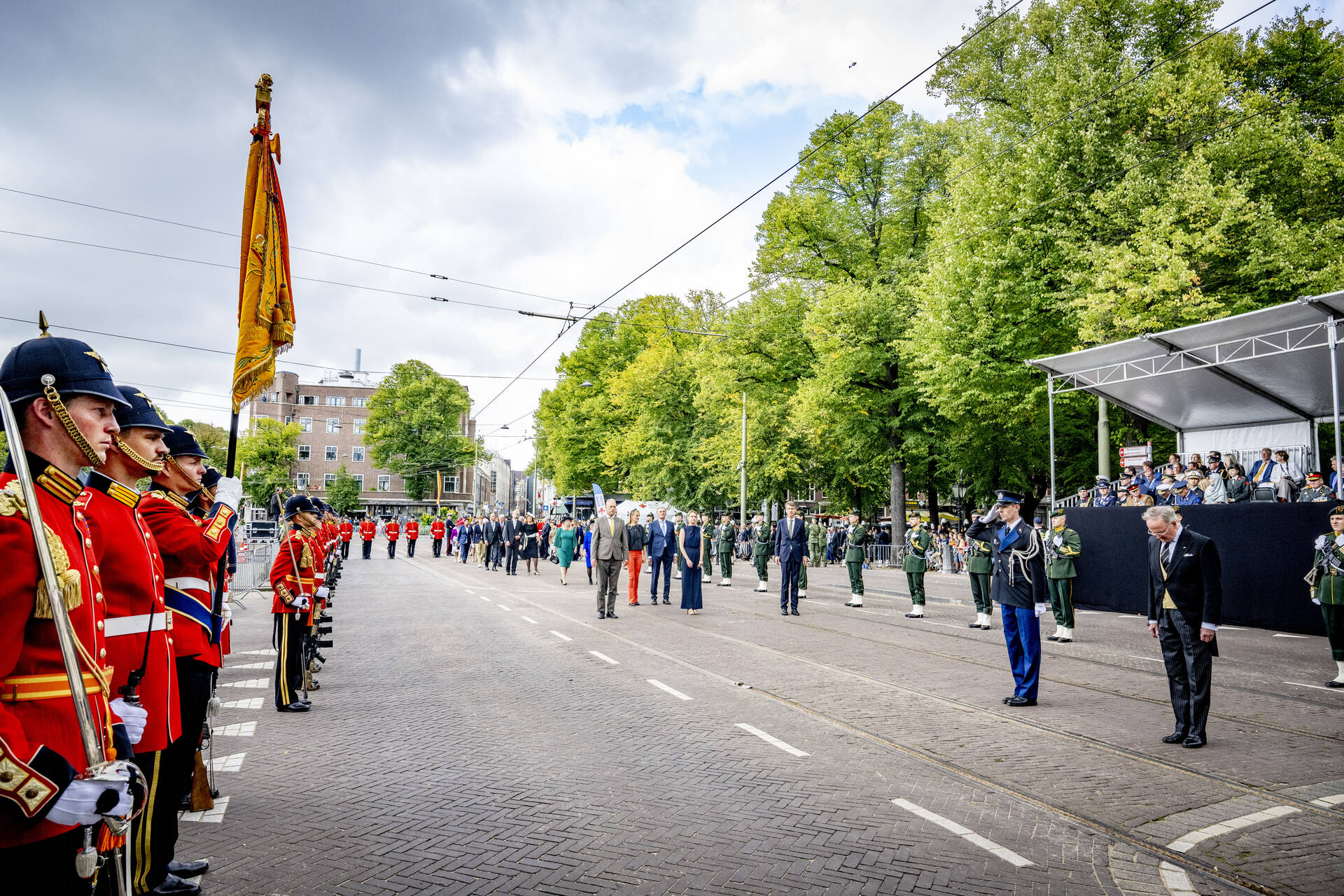 Tweede Ondervoorzitter van de Eerste Kamer Croll groet het vaandel van het Garderegiment Fuseliers Prinses Irene 