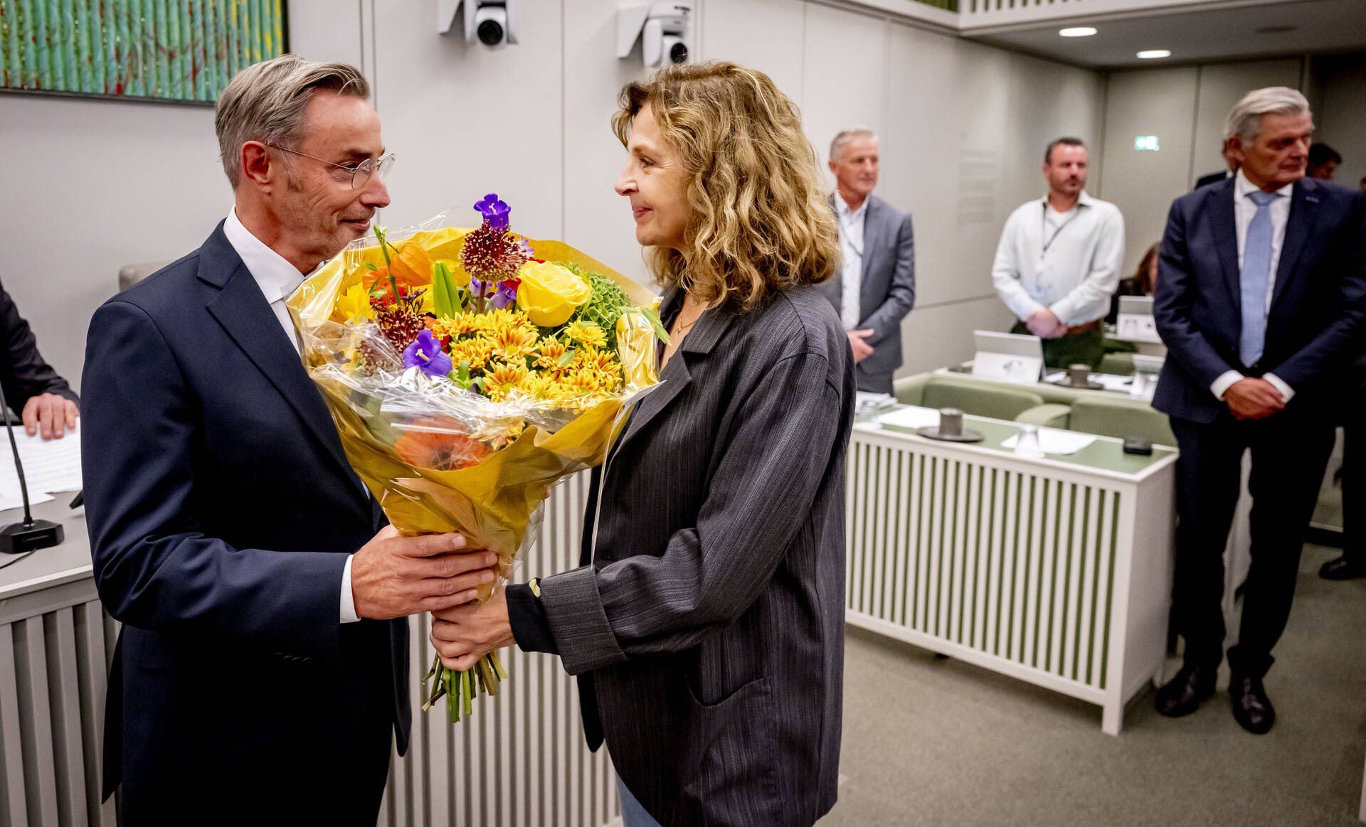 Van de Sanden ontvangt felicitaties van VVD-fractievoorzitter Schippers.