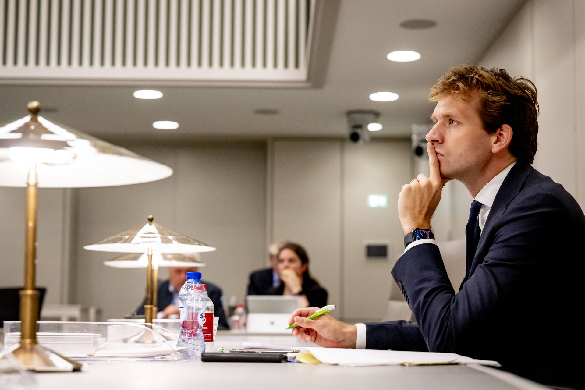 Staatssecretaris Karremans luistert naar het debat op dinsdag 24 september 2024