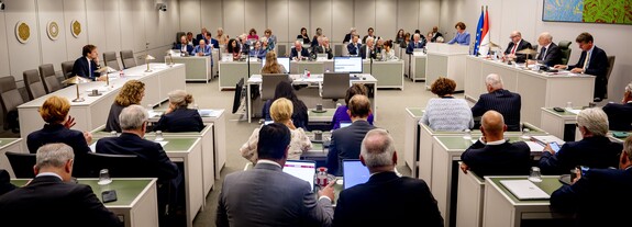 Foto van de plenaire vergaderzaal van de Eerste Kamer in vergadering