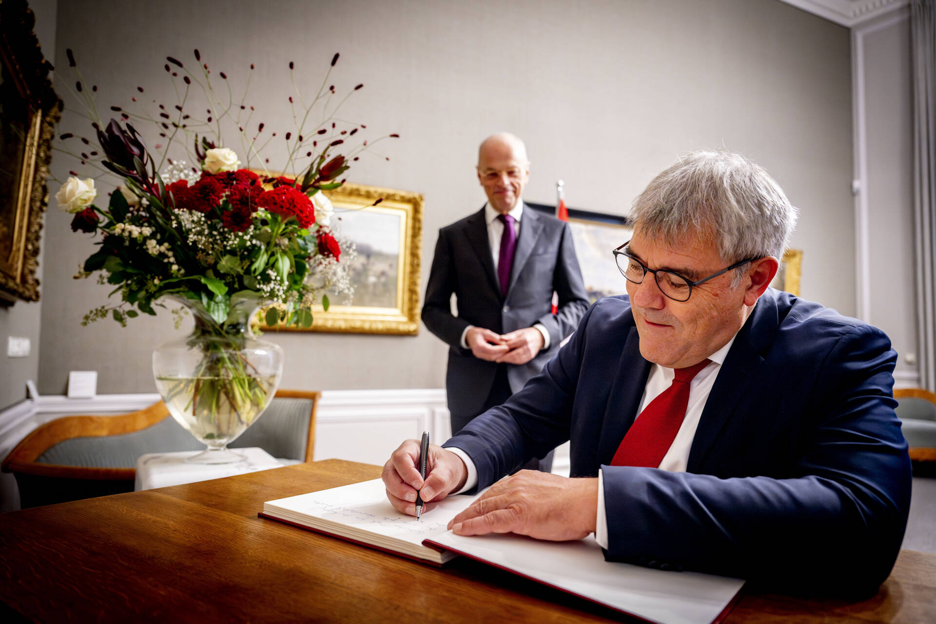 Eric Nussbaumer ondertekent het gastenboek.