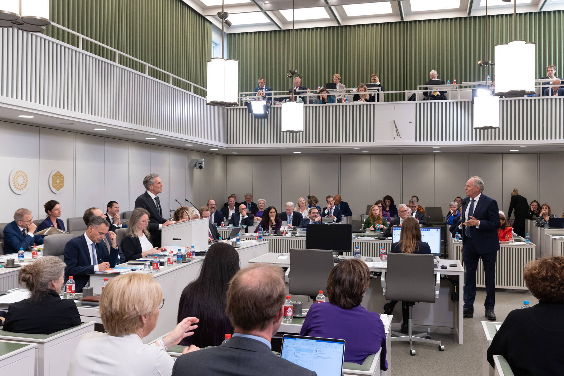 Foto van de plenaire vergaderzaal van de Eerste Kamer in vergadering