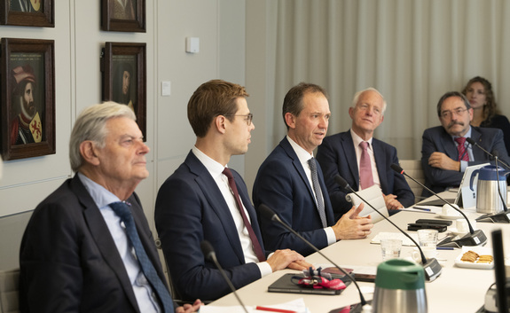 V.l.n.r.: senator Van Rooijen (50PLUS), staatssecretaris Nobel, minister van Hijum, senator Van der Goot (OPNL) en senator Bovens (CDA) in één van de commissiekamers