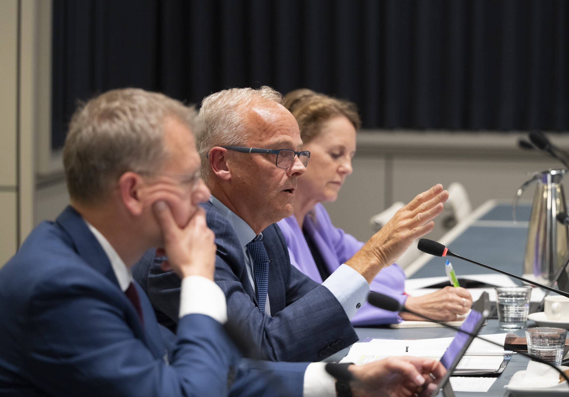 Leden van de commissie voor Koninkrijksrelaties in gesprek met staatssecretaris Szabo