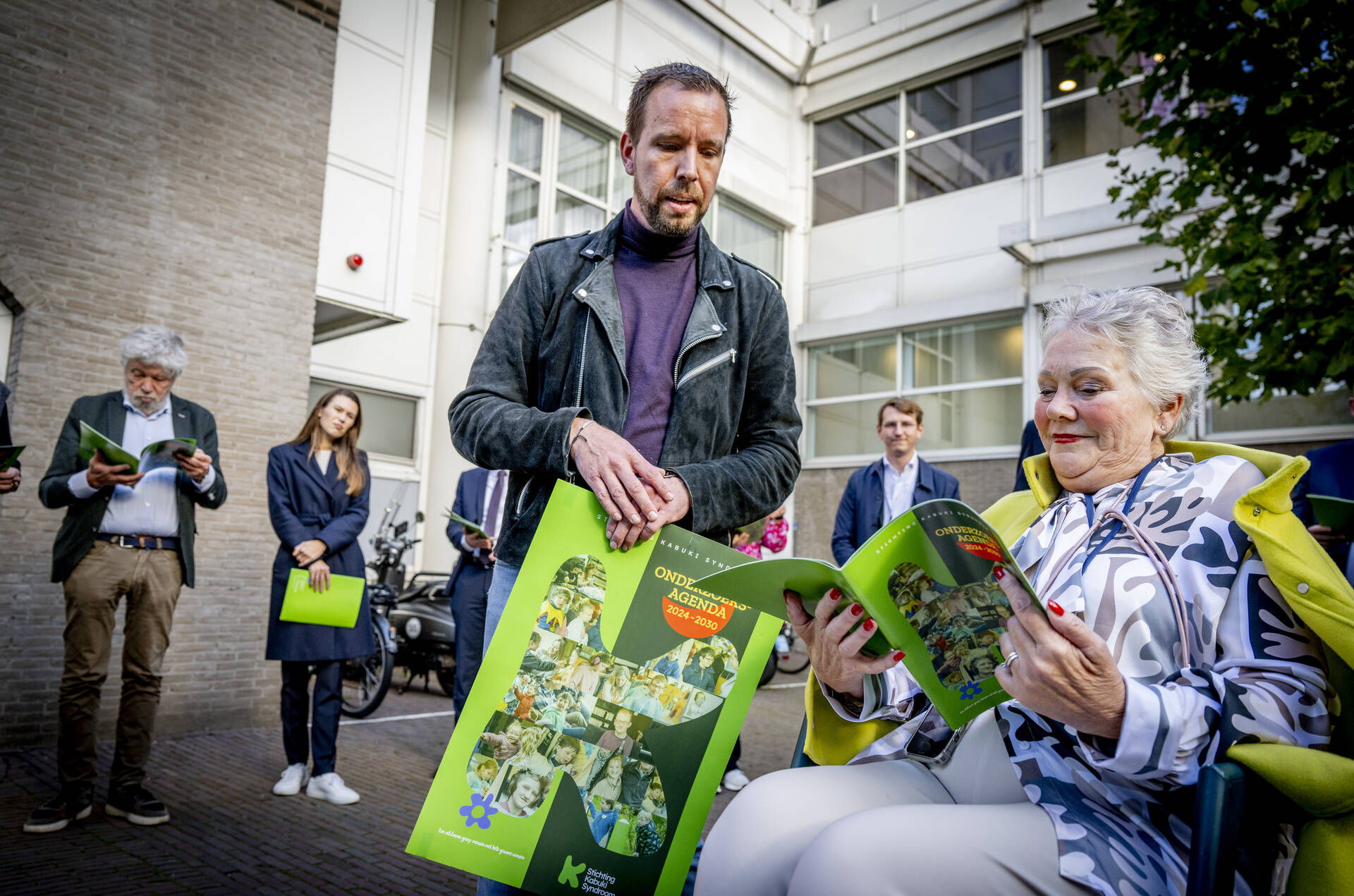 Commissievoorzitter Greet Prins en voorzitter Geert Lammerink van de Stichting Kabuki Syndroom