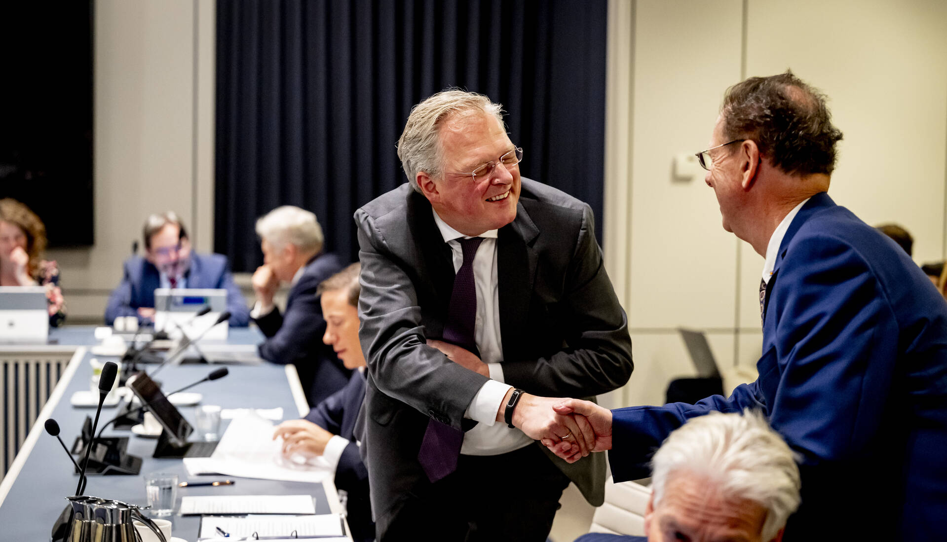 Staatssecretaris Idsinga schudt hand van senator Gom van Strien