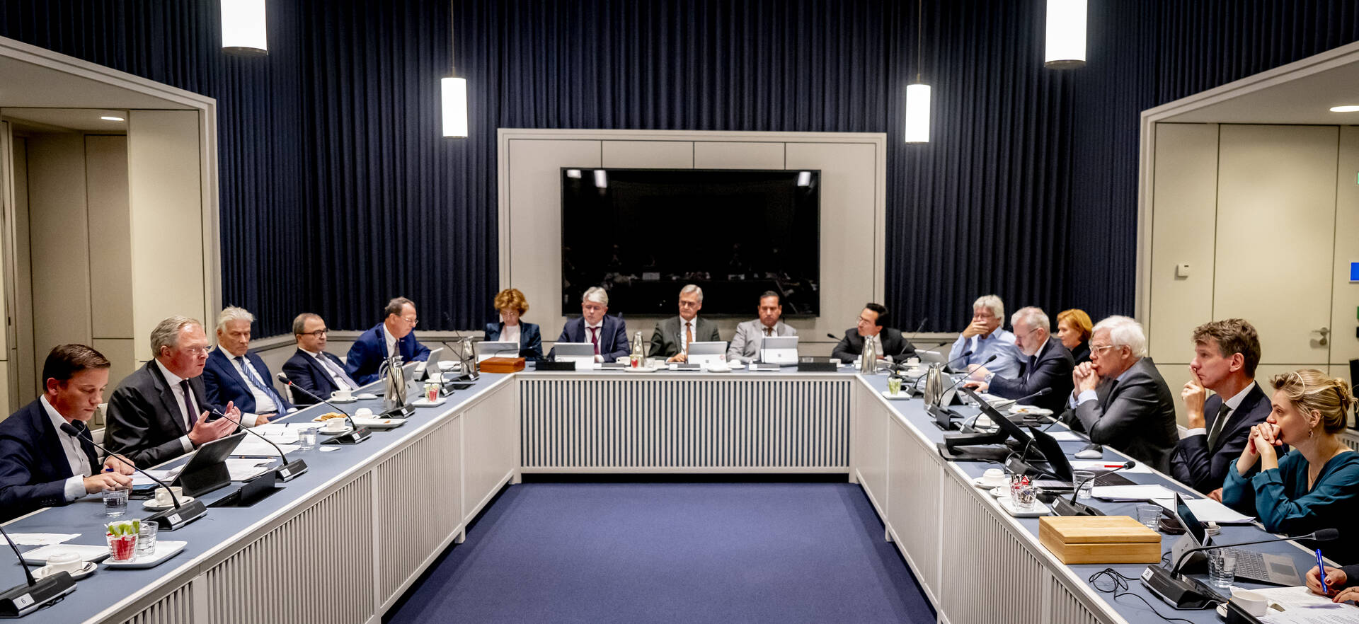 De voltallige commissie voor Financiën