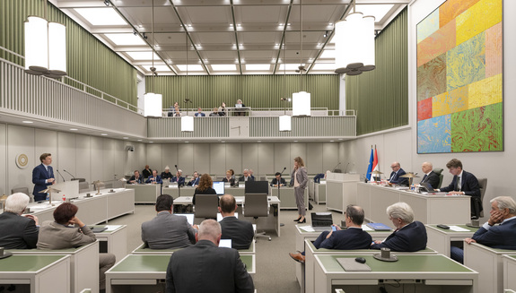 Foto van de plenaire vergaderzaal van de Eerste Kamer in vergadering