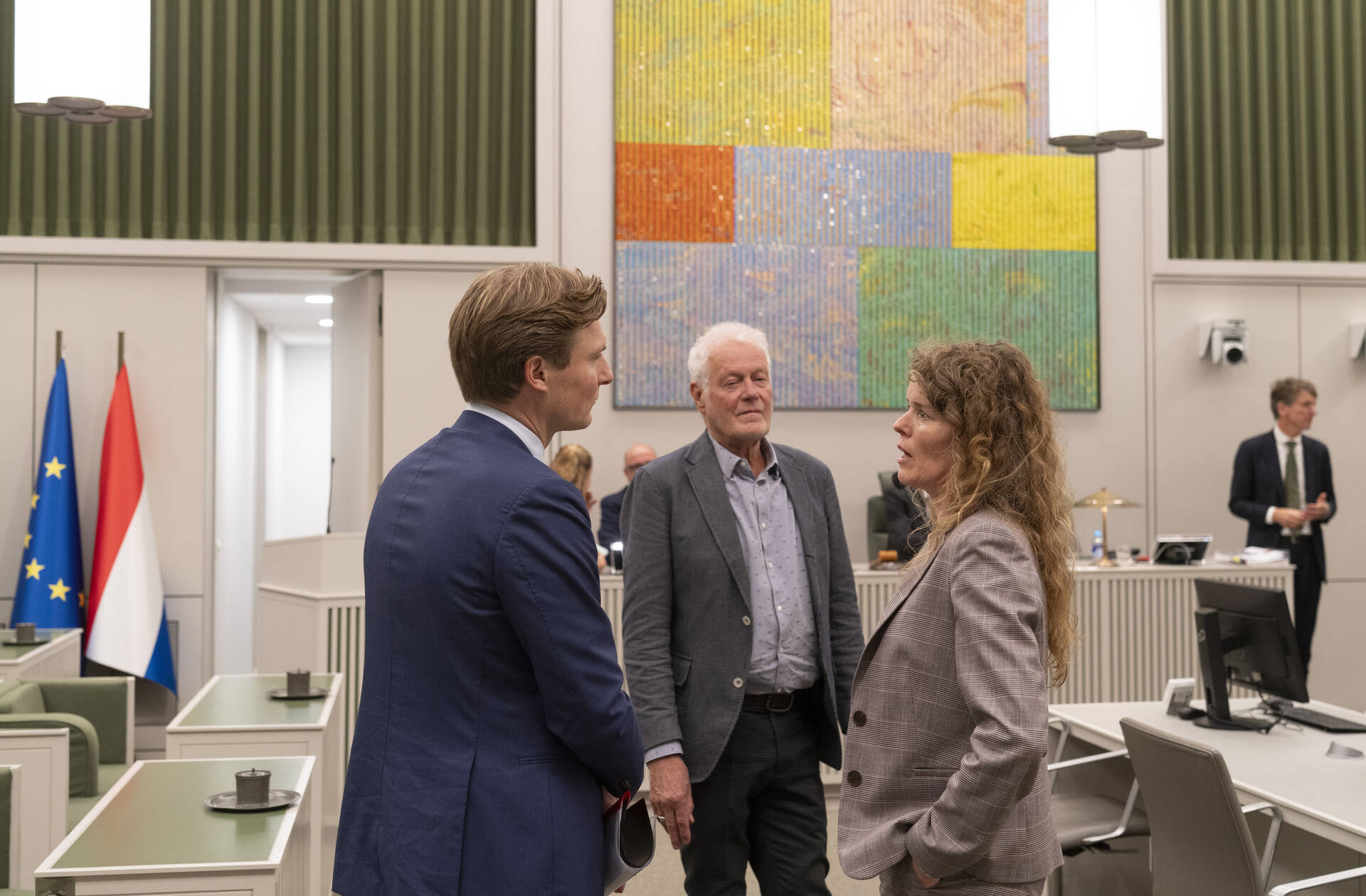 Minster Brekelmans (links) in gesprek met PvdD-senatoren Nicolaï (midden) en Visseren-Hamakers (rechts)