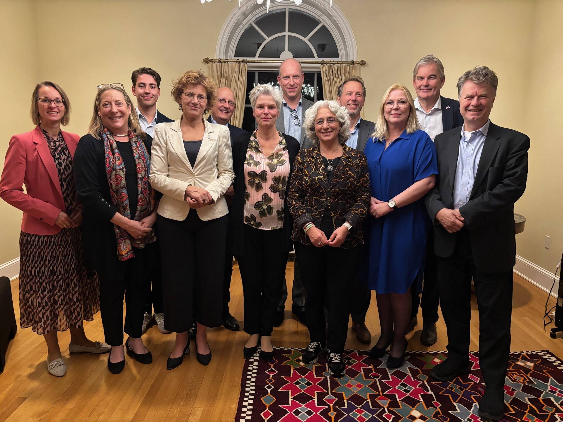 De Nederlandse delegatie met de plaatsvervangend ambassadeur van Nederland in de Verenigde Staten 