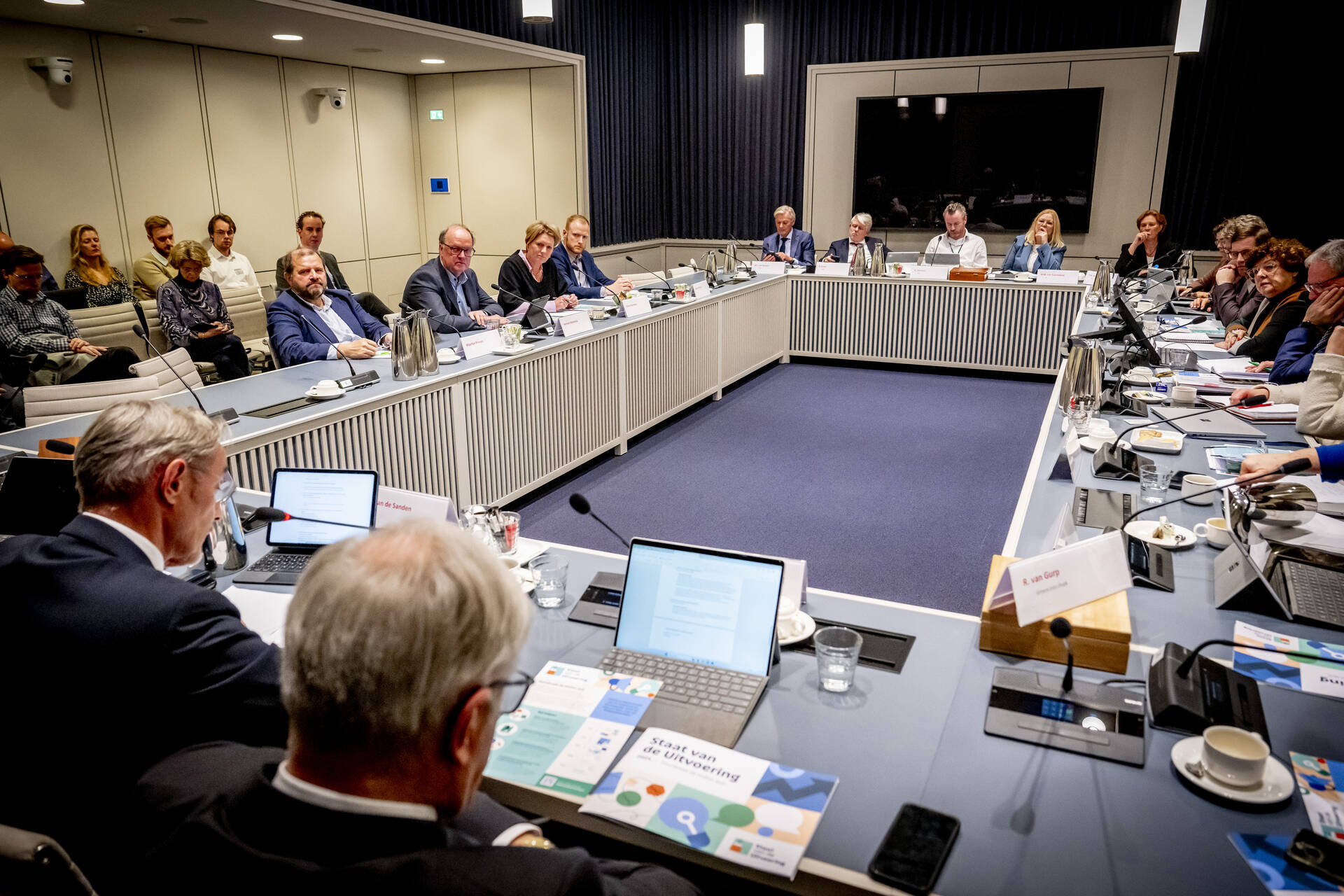 Leden van de Stuurgroep Staat van de Uitvoering in gesprek met de commissie voor Binnenlandse Zaken