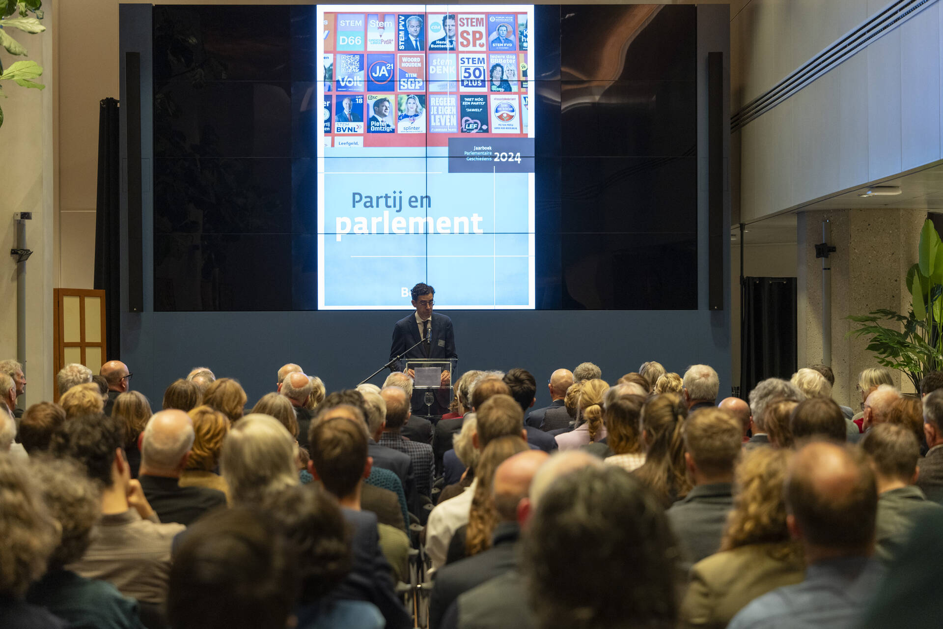 Directeur Ronald Kroeze spreekt de aanwezigen toe