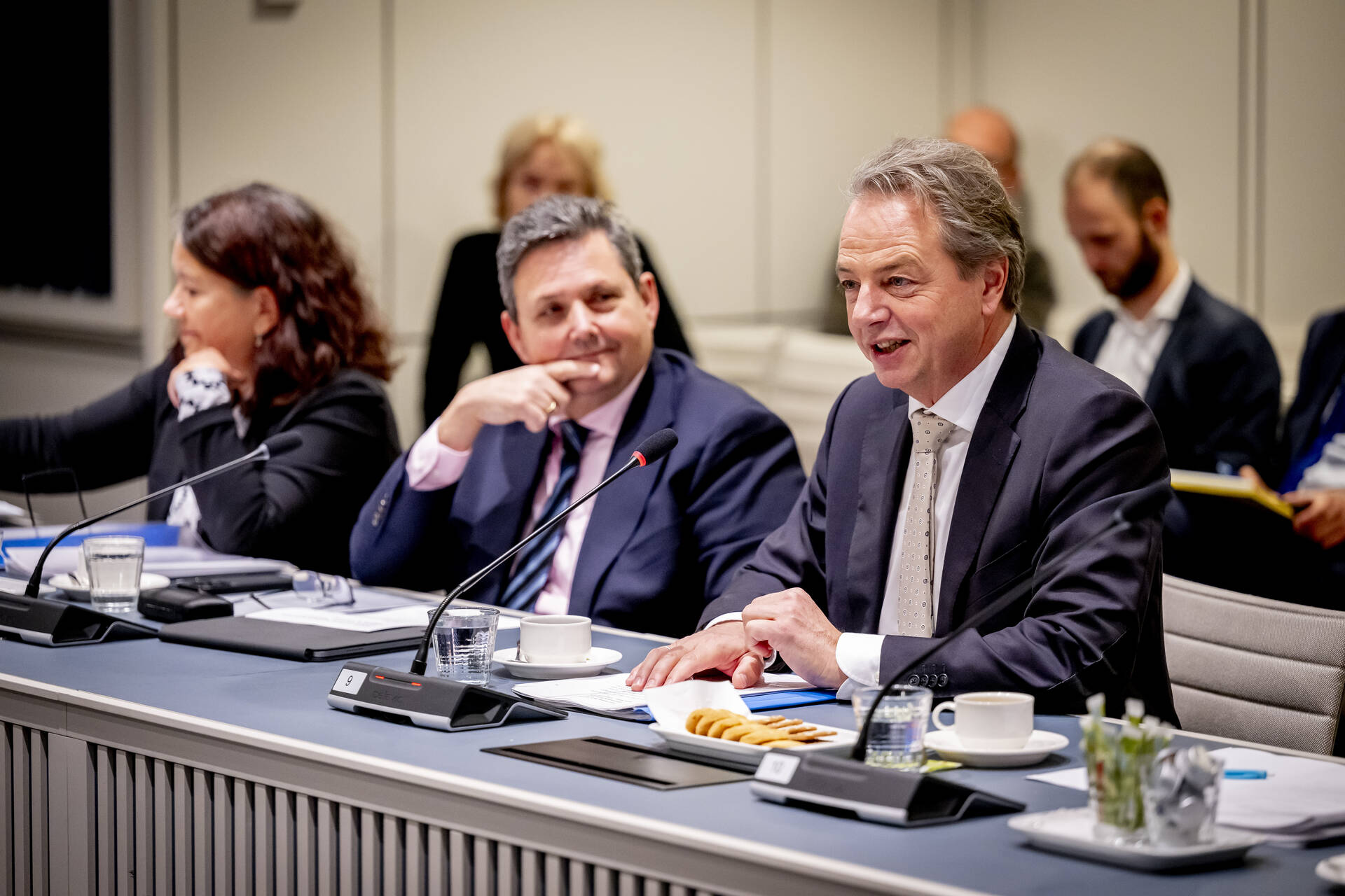 Minister Madlener (r) en staatssecretaris Jansen (l) in gesprek met de commissie voor Infrastructuur en Waterstaat/Volkshuisvesting en Ruimtelijke Ordening (IW/VRO)