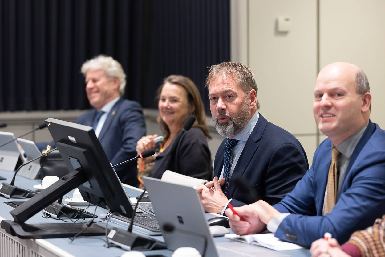 Commissievoorzitter Eric Kemperman (tweede van rechts) zat het overleg voor