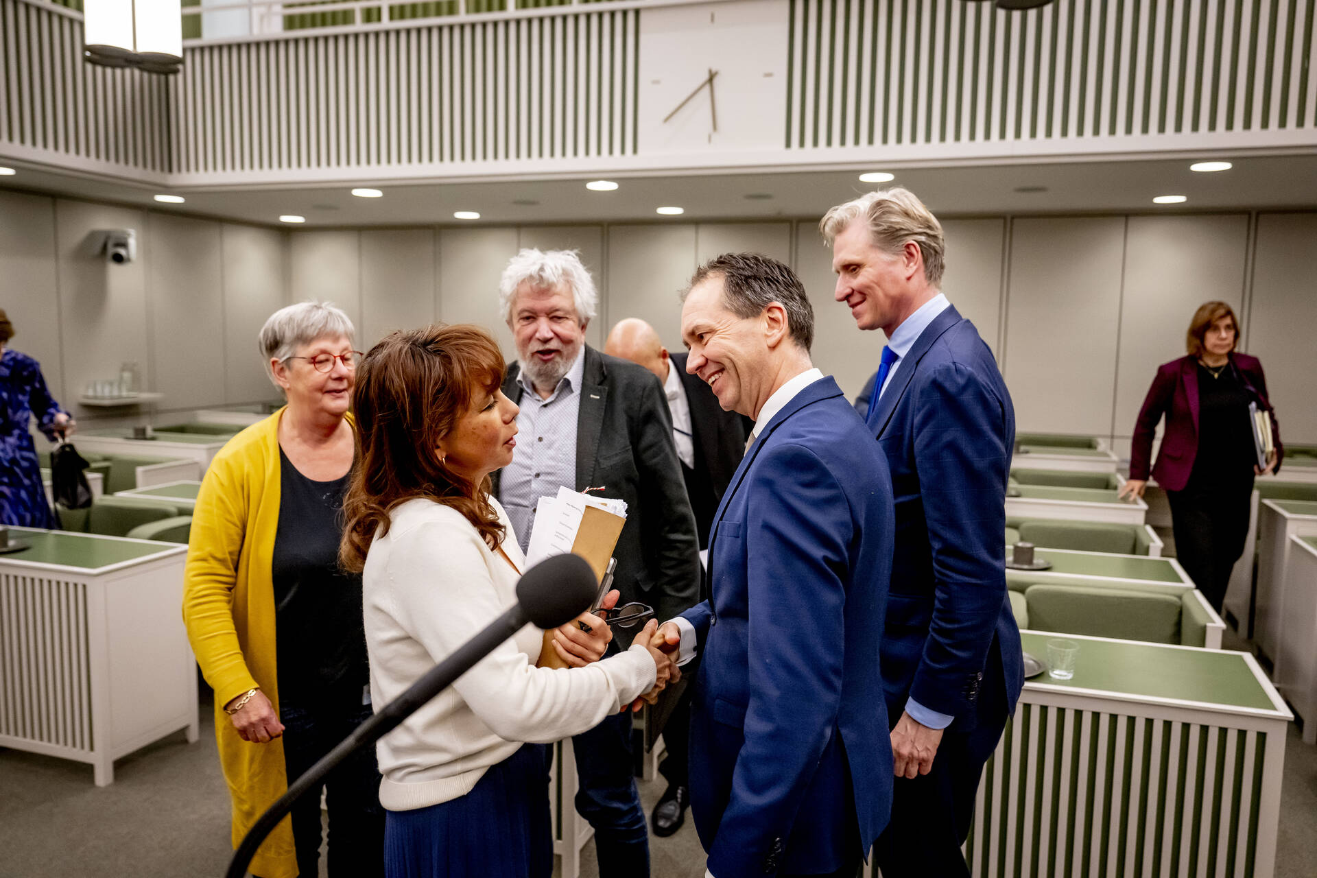 De minister in gesprek met Kamerleden