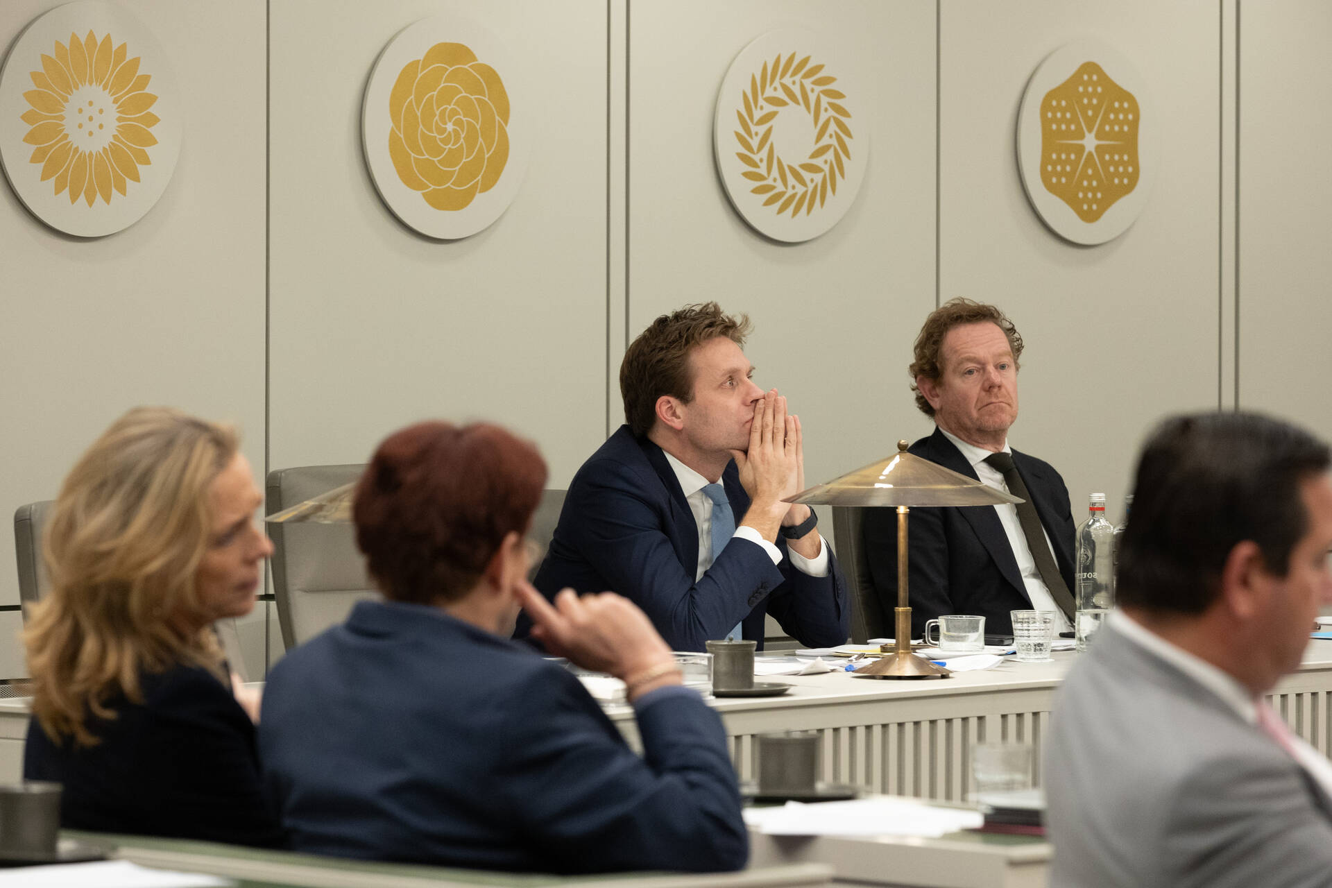 Staatssecretaris Karremans en minister Van Weel tijdens het debat op dinsdag 21 januari 2025