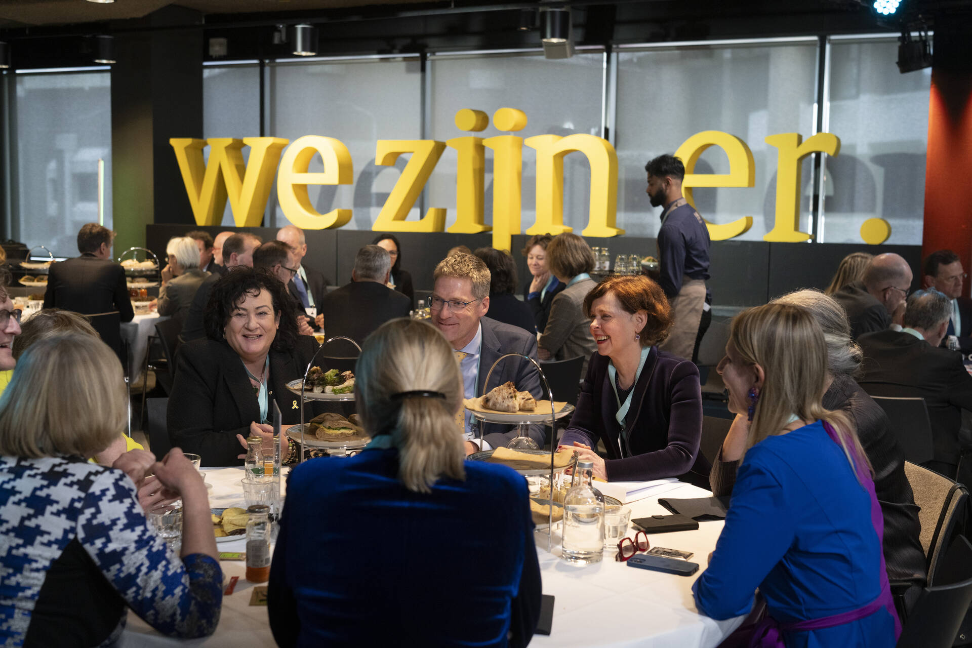 Eerste en Tweede Kamerleden in gesprek met ambassadeurs.