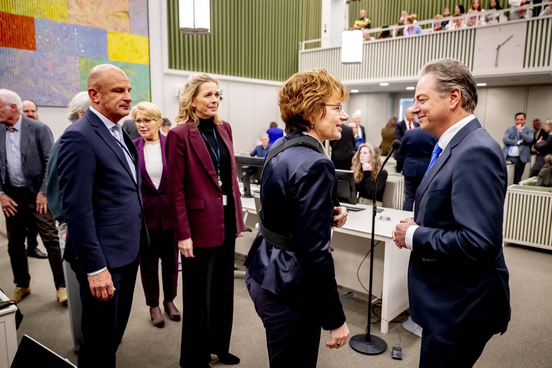 Kamerleden begroeten minister Madlener voorafgaand aan de stemming op 4 februari 2025