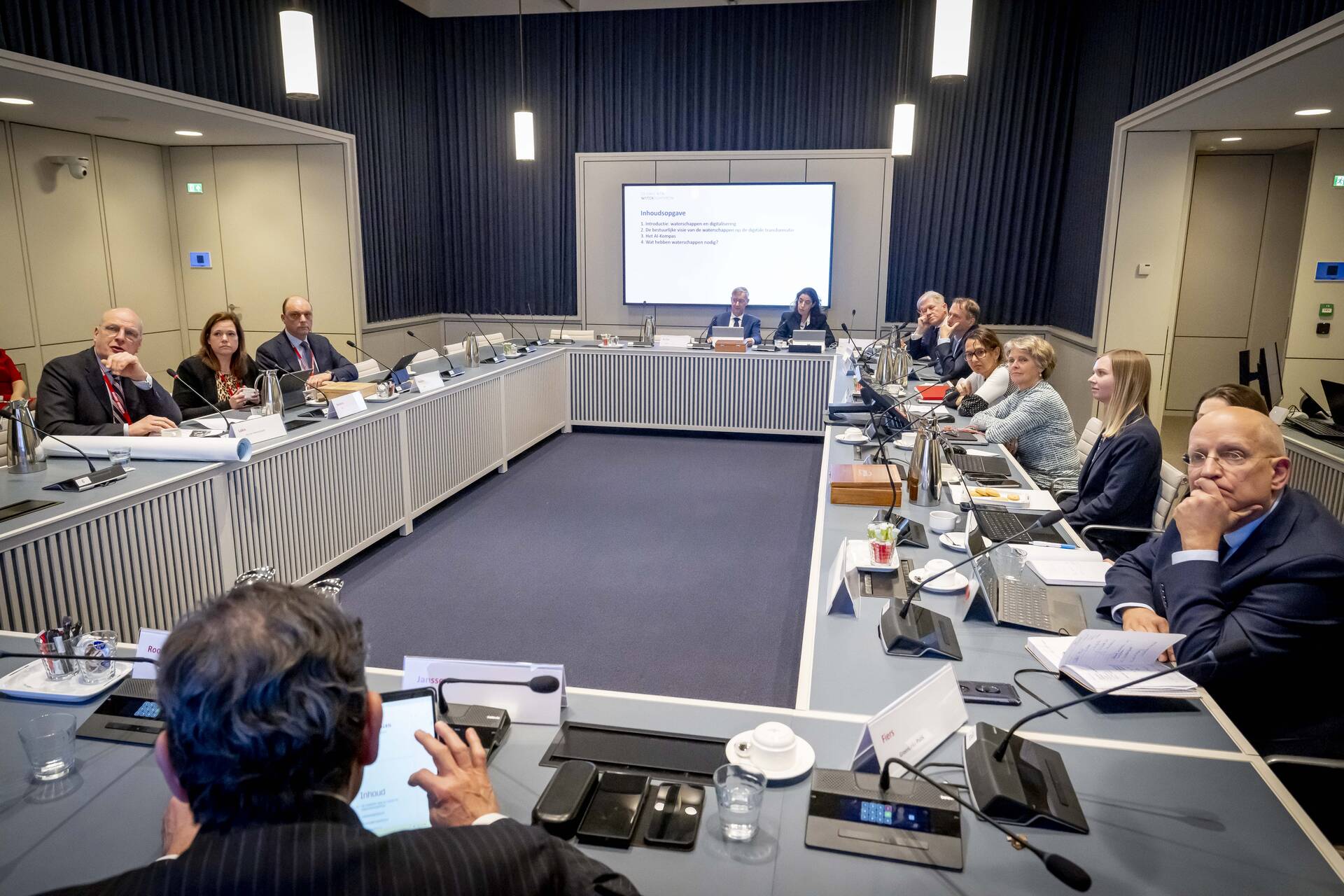 Commissieleden in gesprek met de genodigde sprekers