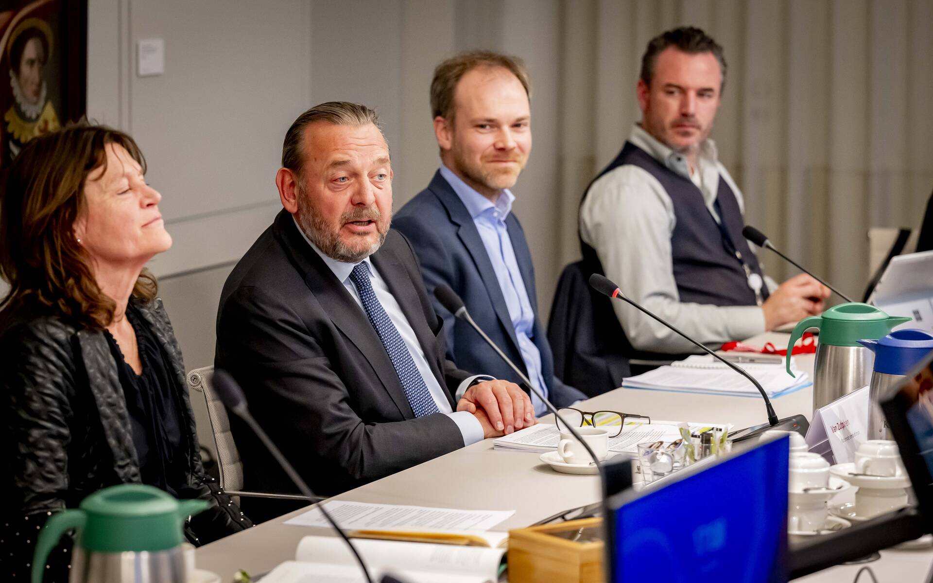 Margrite Kalverboer (l) en Reinier van Zutphen (r) in gesprek met leden van de commissie voor Binnenlandse Zaken