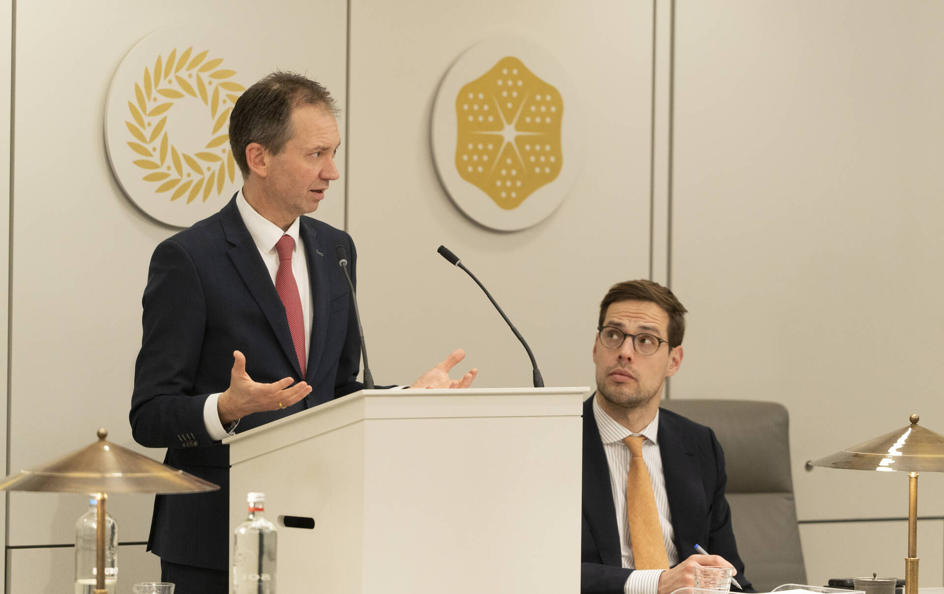 Minister van Hijum en staatssecretaris Nobel tijdens het debat op 18 februari 2025