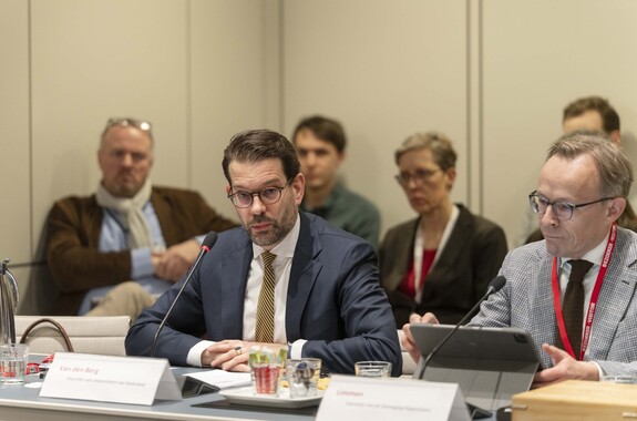 Caspar van den Berg, voorzitter van Universiteiten van Nederland (l) en Maurice Limmen, voorzitter van de Vereniging Hogescholen (r)