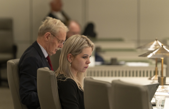 Minister Wiersma (rechts) en staatssecretaris Rummenie (links) tijdens het debat op 18 februari