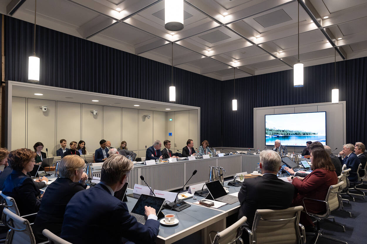 De Kamercommissie voor Buitenlandse Zaken, Defensie en Ontwikkelingshulp in gesprek met de deskundigen.