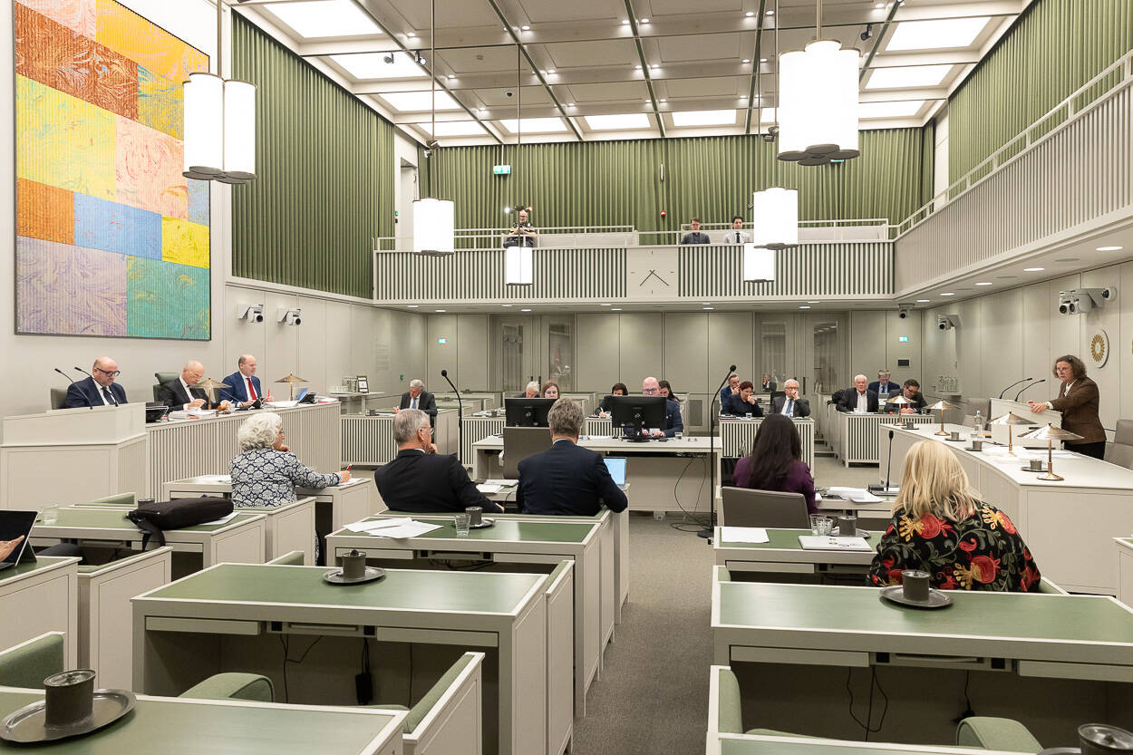 Een overzichtsfoto van de Eerste Kamer tijdens het debat over het verlengen beslistermijnen asiel.