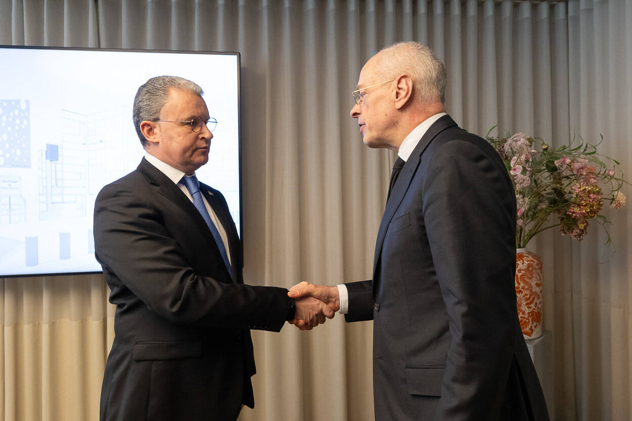 Eerste Kamervoorzitter Jan Anthonie Bruijn heet Anatolii Solovei welkom in de Kamer