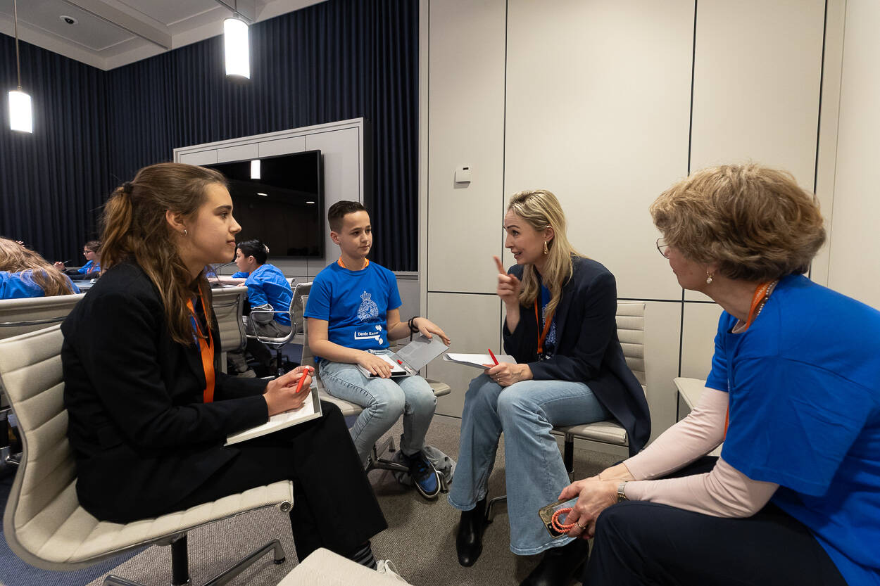 Kamerlid Queeny Rajkowski coacht de kinderen.