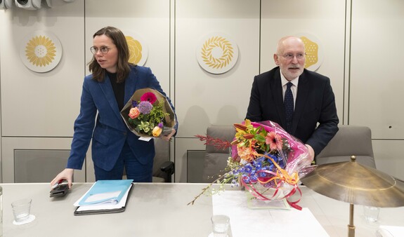 De initiatiefnemers kregen bloemen nadat de Eerste Kamer instemde met hun wetsvoorstel