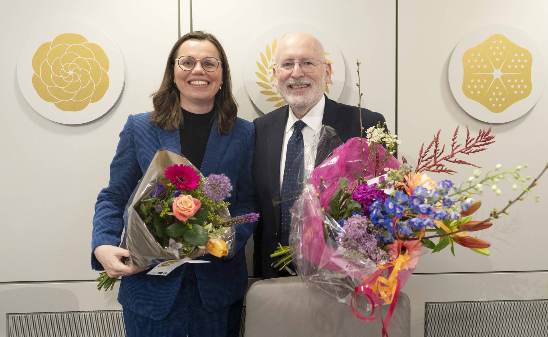 De initiatiefnemers kregen bloemen nadat de Eerste Kamer instemde met hun wetsvoorstel