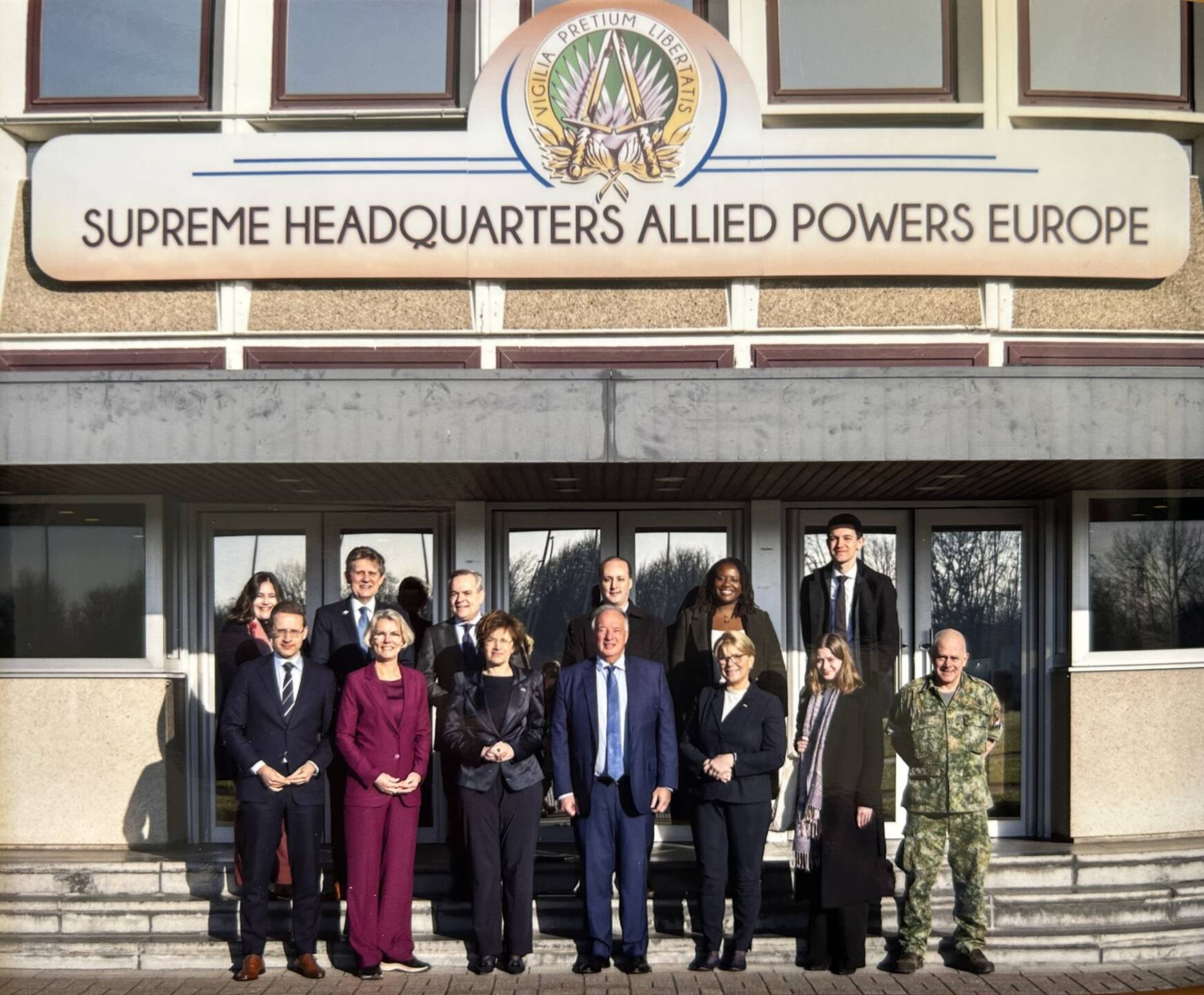 De delegatie voor SHAPE, het centrale commandocentrum van de militaire troepen van de NAVO in Bergen