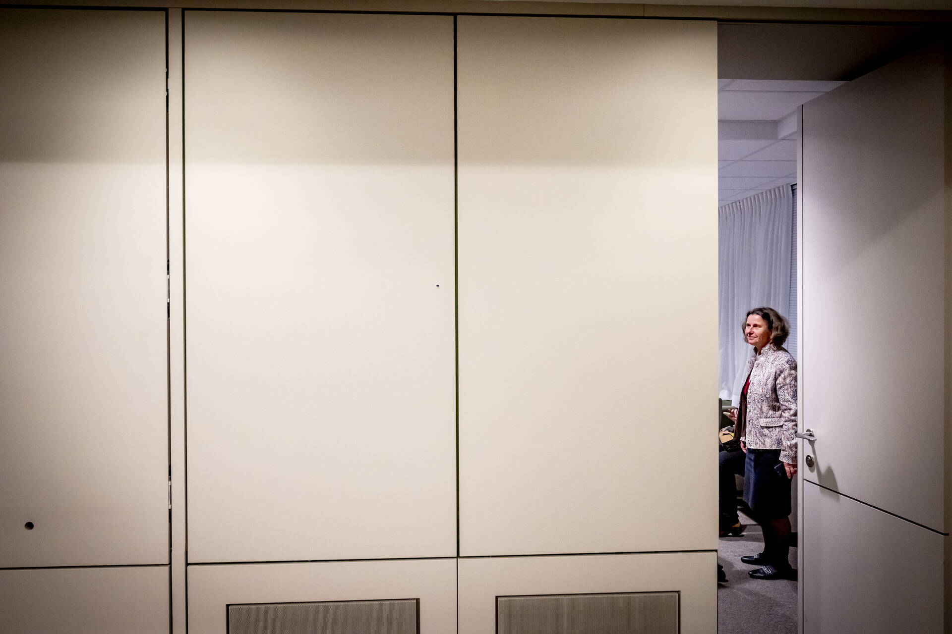 Minister Faber in de ministerskamer in de Eerste Kamer