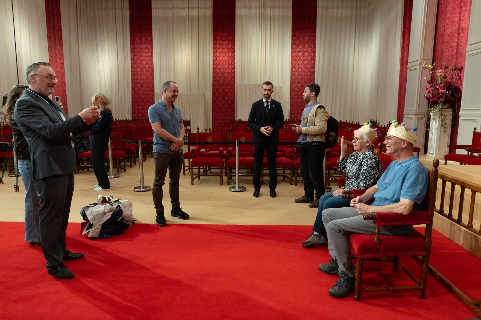 Veel mensen gingen op de foto met de tronen -2