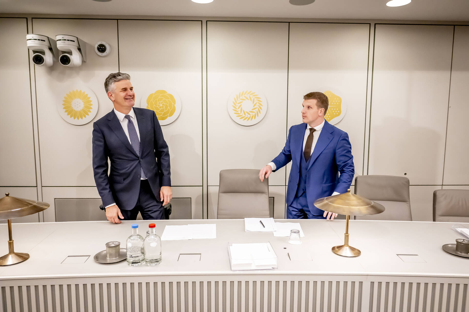 Demissionair staatssecretaris Becking (links) en demissionair minister Moes (rechts) voor het debat